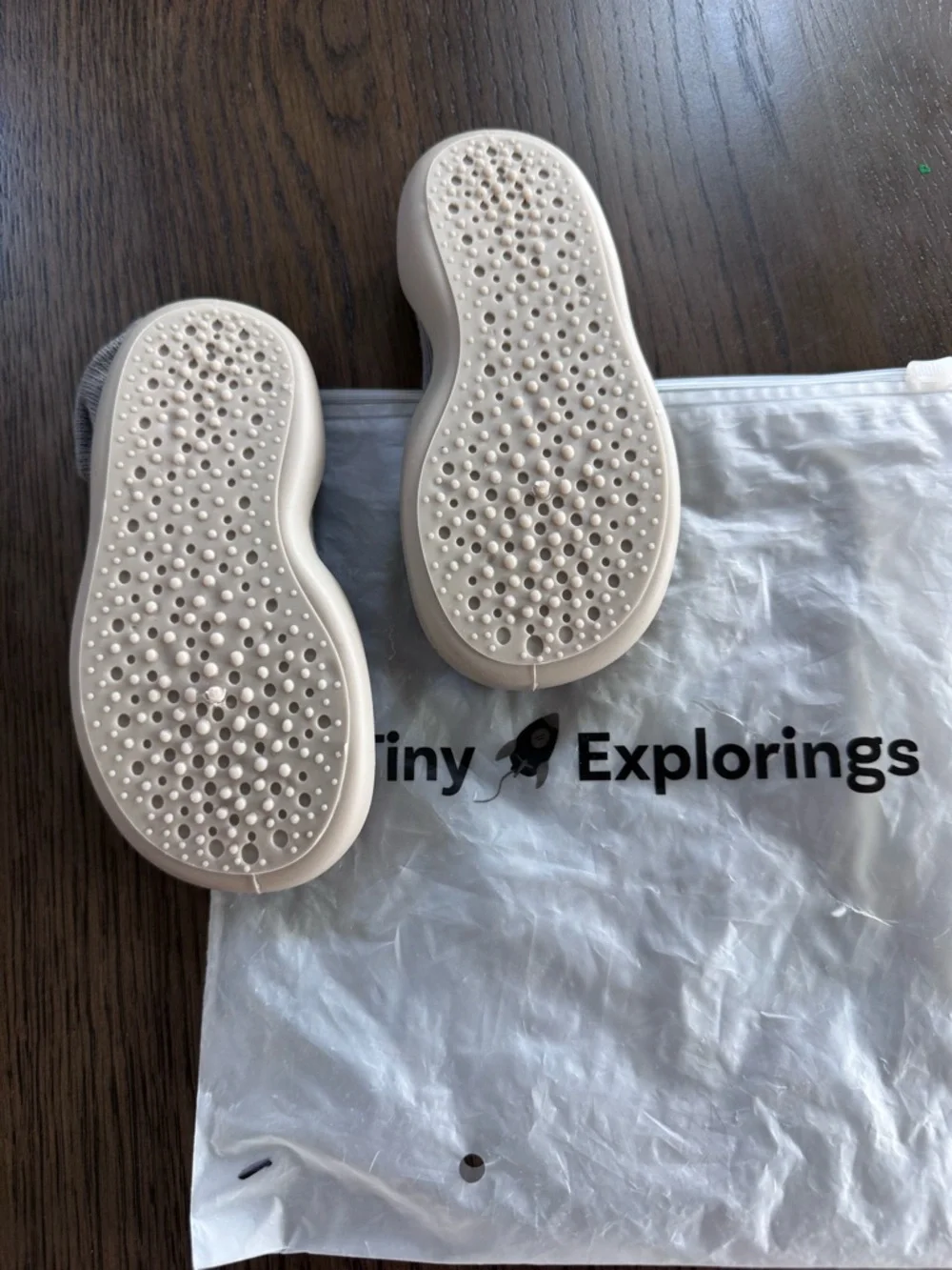 Brand New Size 24/25 (18-24M) Gray Baby & Walker Socks with Cream Soles